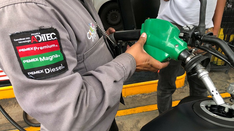 Subirán precios de gasolina, cigarros y refrescos en México tras actualización del IEPS para 2024 