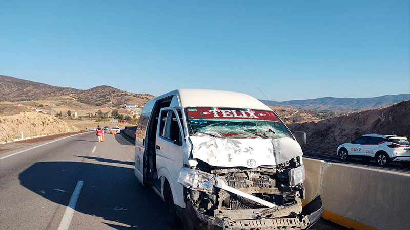 Camioneta de pasajeros vuelca en Oaxaca; hay 15 lesionados  