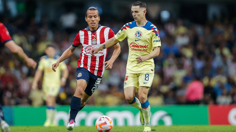 Chivas vence al América en el Azteca pero las Águilas van a los cuartos de final de la Champions Cup 