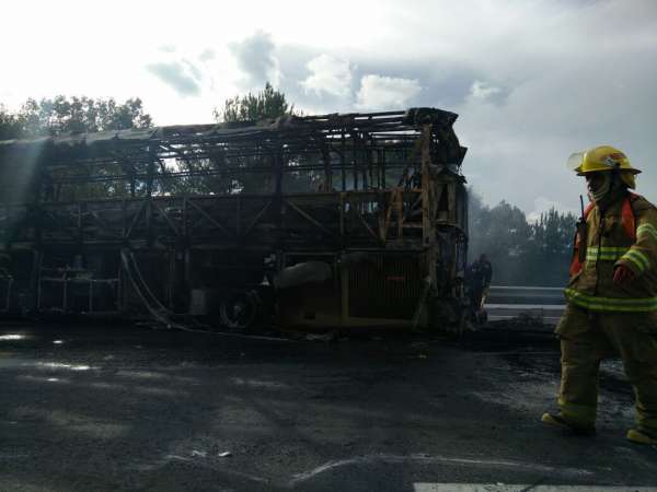 Reducido a cenizas autobús incendiado por normalistas en la autopista Siglo XXI - Foto 0 