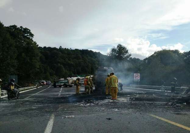 Reducido a cenizas autobús incendiado por normalistas en la autopista Siglo XXI - Foto 1 