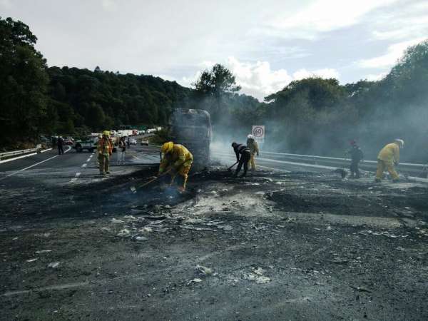 Reducido a cenizas autobús incendiado por normalistas en la autopista Siglo XXI - Foto 2 