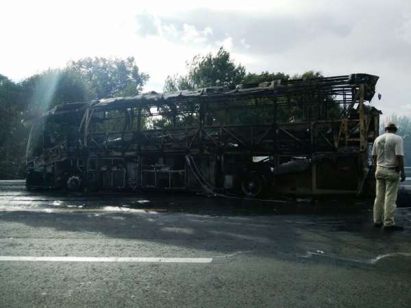 Reducido a cenizas autobús incendiado por normalistas en la autopista Siglo XXI - Foto 3 