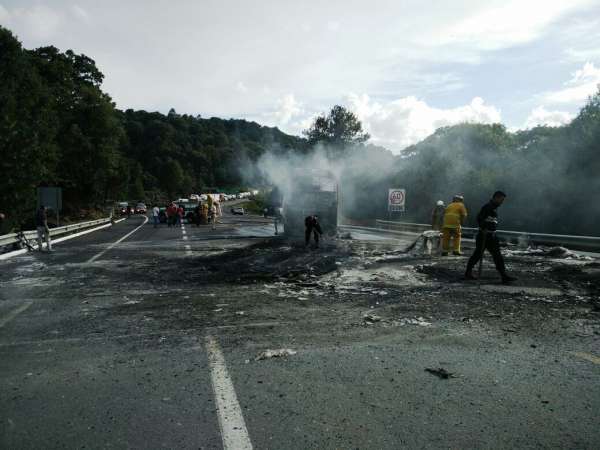 Reducido a cenizas autobús incendiado por normalistas en la autopista Siglo XXI - Foto 4 