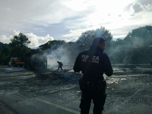 Reducido a cenizas autobús incendiado por normalistas en la autopista Siglo XXI - Foto 5 