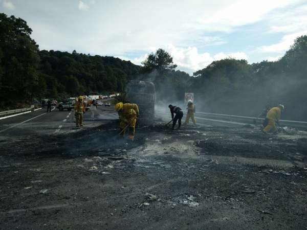 Reducido a cenizas autobús incendiado por normalistas en la autopista Siglo XXI - Foto 6 