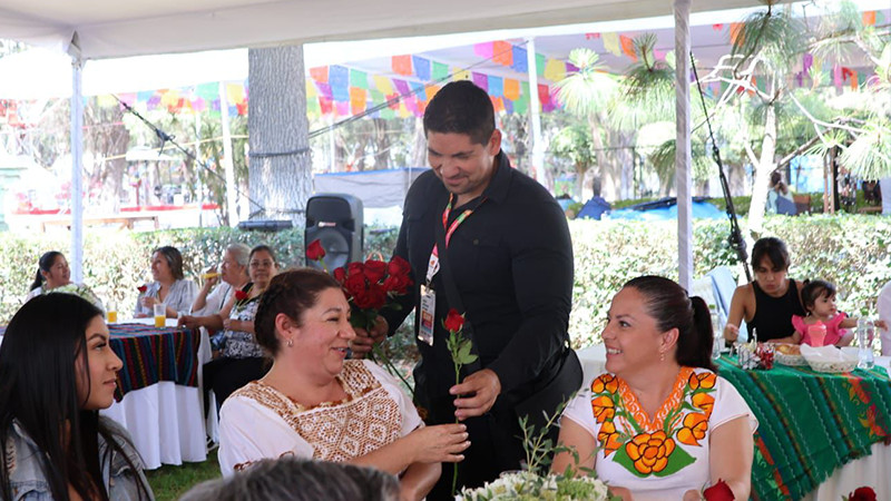 Festejan a mamás artesanas en el Festival Michoacán de Origen