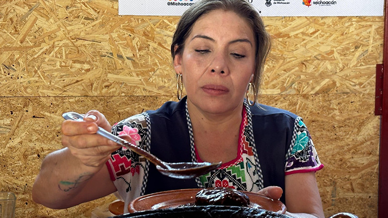 Relevo de cocineras tradicionales en el Festival de Origen; entra segundo grupo