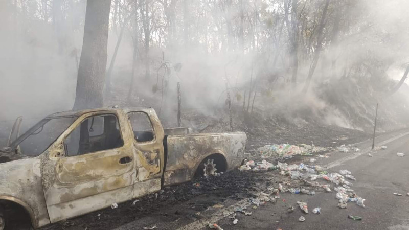 Se incendia camioneta en Zinapécuaro, Michoacán, solo hubo daños materiales
