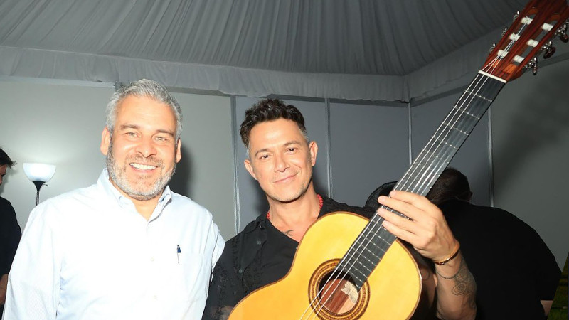 Regaló Bedolla guitarra de Paracho a Alejandro Sanz