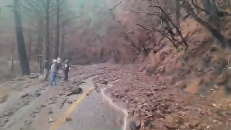 Tormenta provoca deslizamiento de lodo sobre carretera en Oaxaca 