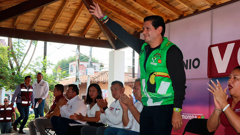 Ernesto Núñez promete iniciativas legislativas a favor de maestras y profesores 