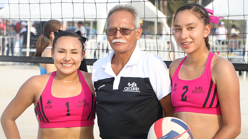 Desde hace más de 40 años los profes Mari y Layo guían a voleibolistas michoacanos