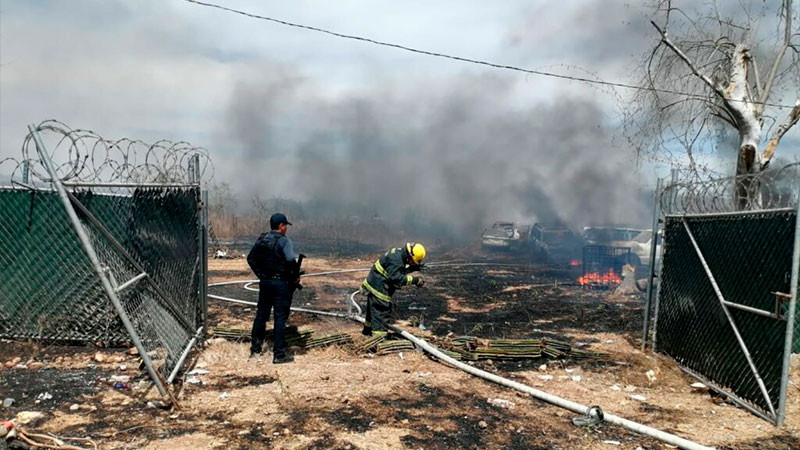 Se incendia pensión de autos de la Fiscalía de Sinaloa; 10 vehículos resultaron calcinados 