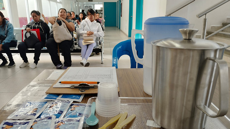 Sector salud combate enfermedades por el calor con consultorio de Hidratación en Uruapan