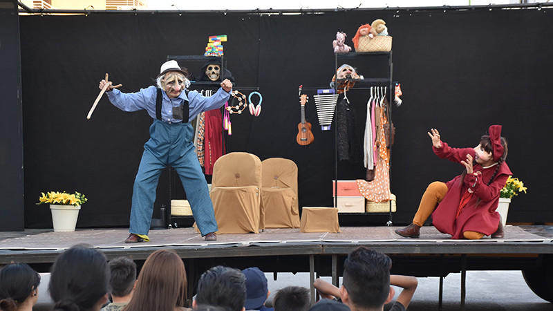 Momento único pasaron familias de Villas de Oriente con obra de teatro ambulante