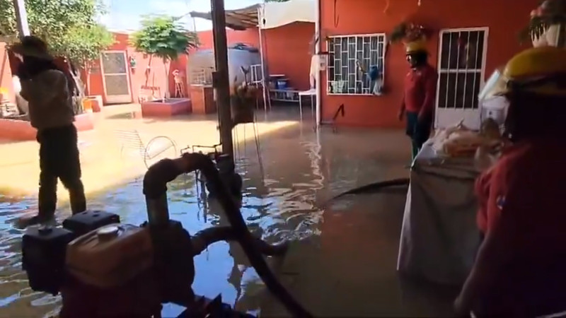 Se desborda canal de riego en Durango e inunda ejido de Gómez Palacio; hay cuatro casas colapsadas parcialmente 