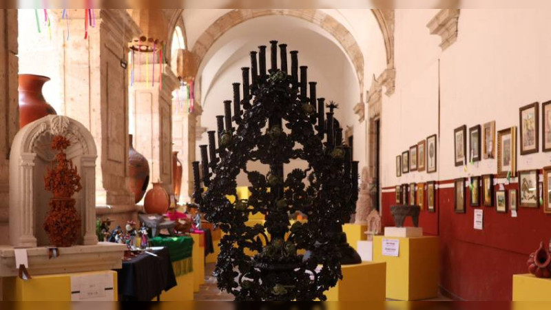 Reconocen destreza de artesanos en arte plumario, cantería y alfarería 