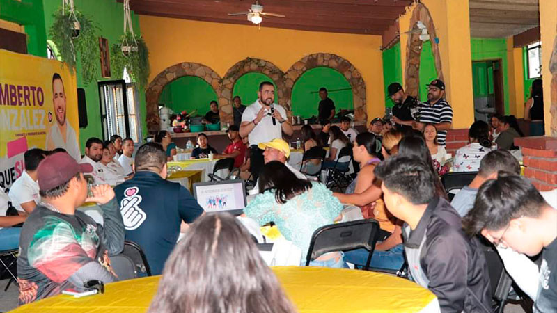 Jóvenes en Huandacareo van con Humberto González