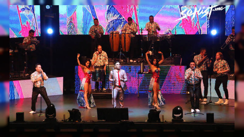 Morelianos bailan al son de Grupo Cañaveral, en el 483 aniversario de Morelia, Michoacán  