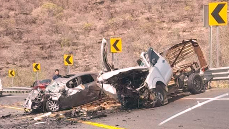 Dos personas fallecidas y un herido, saldo de choque en la autopista Siglo XXI 