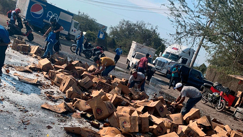 LC, Michoacán: Camión repartidor de cerveza tira decenas de cartones, algunos ciudadanos hacen rapiña 