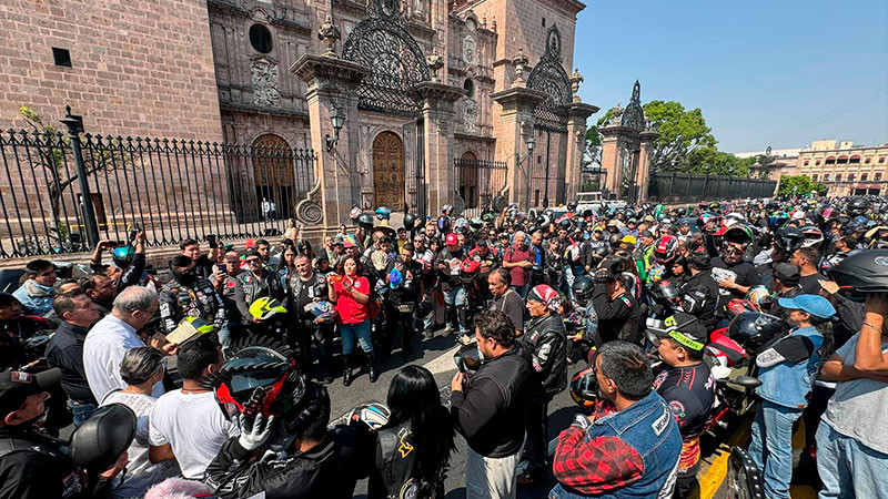 Michoacán recibe al turismo deportivo con caravana de motociclistas 