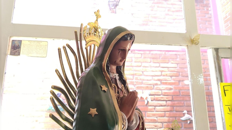 Afirman que figura de la Virgen de Guadalupe llora sangre, en Morelia