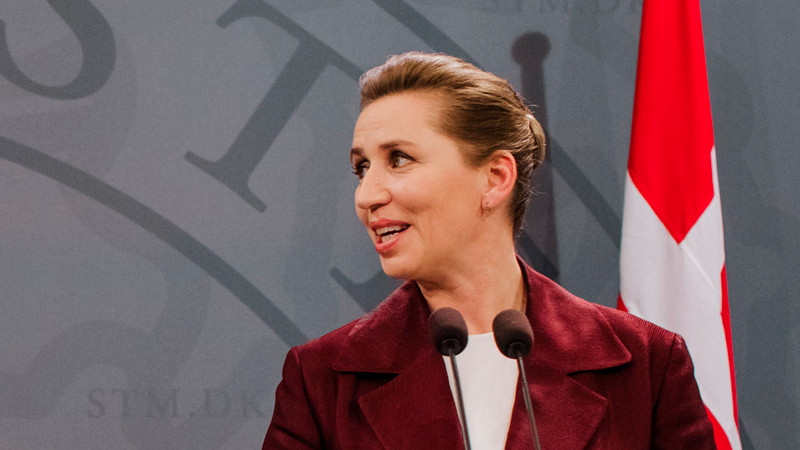 Primera ministra danesa sufre "latigazo cervical leve" tras ser atacada en Copenhague 