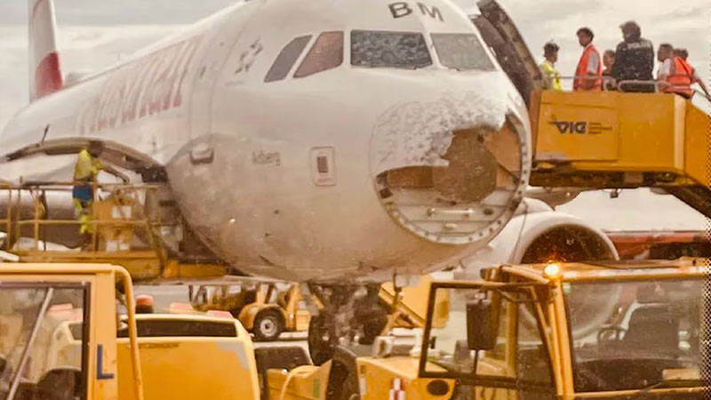 Granizada destroza la parte frontal de un avión en pleno vuelo  