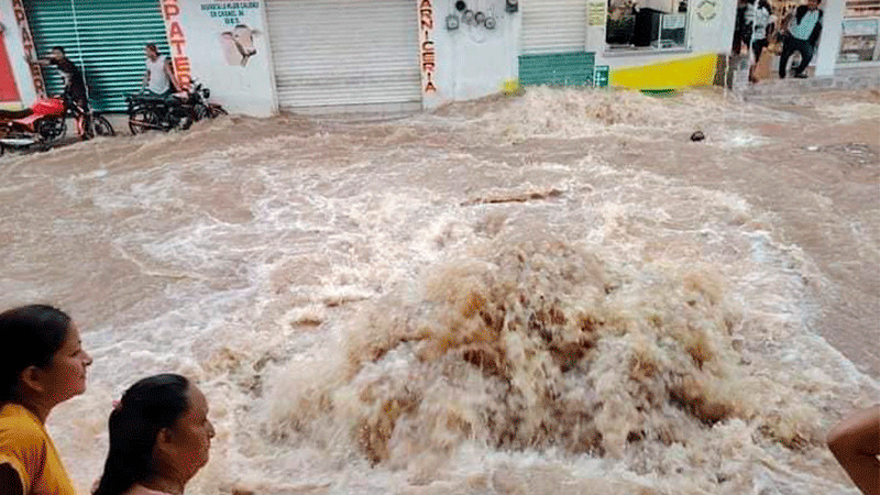 Lluvias intensas dejan inundaciones en Huiztla y Tapachula, Chiapas 