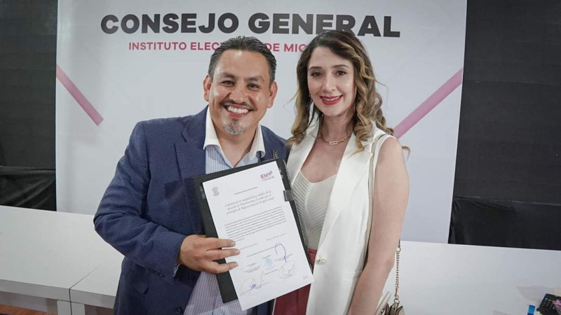 Recibe Víctor Manríquez constancia como diputado local electo