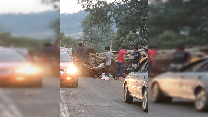 Ziracuaretiro, Michoacán: Vuelca camioneta con cortadores de aguacate, hay cuatro heridos