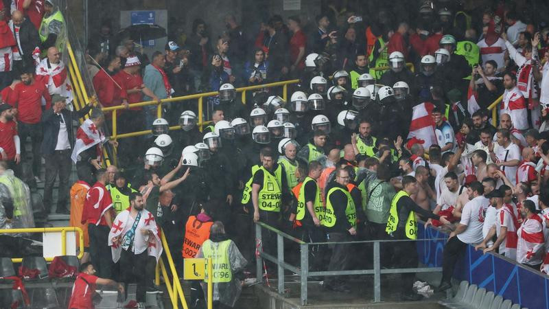 Aficionados de Turquía y Georgia protagonizan trifulca previa al partido de la Eurocopa 2024 