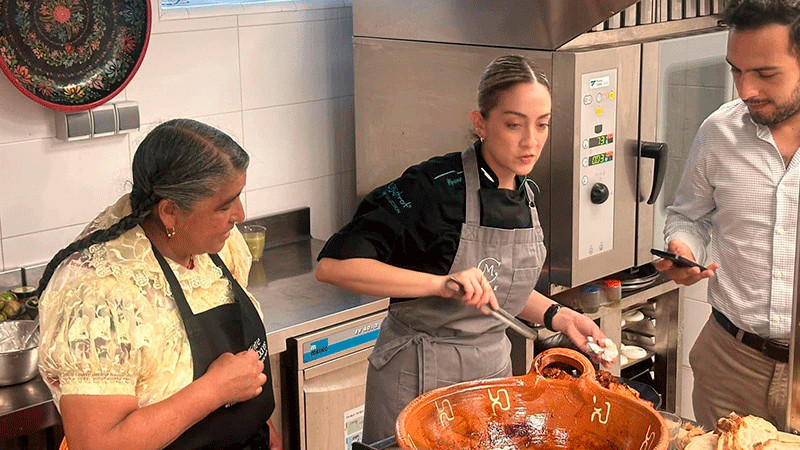 Con su sazón, cocinera tradicional michoacana conquista España 