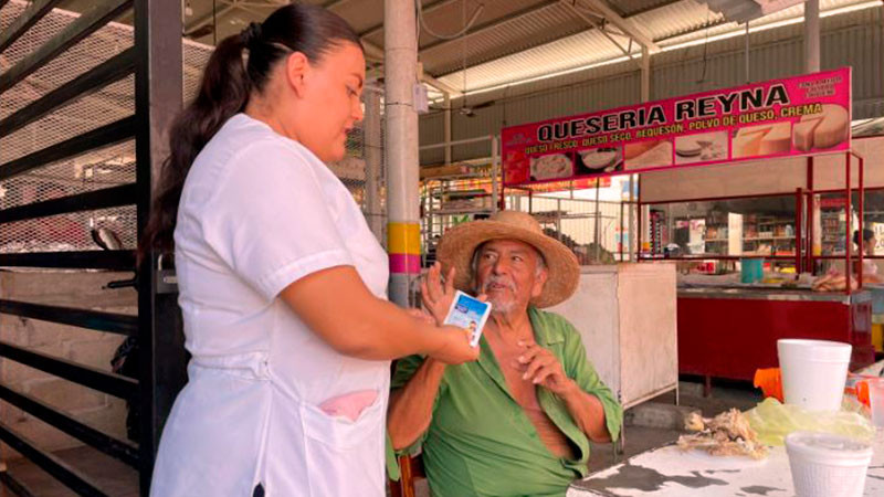 Sector salud realiza campaña de hidratación oral en Huetamo para evitar afectaciones por calor 