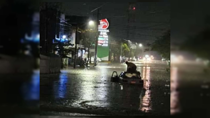 Tromba causa inundaciones, cortes de luz y afectaciones en 15 colonias de Apatzingán, Michoacán  