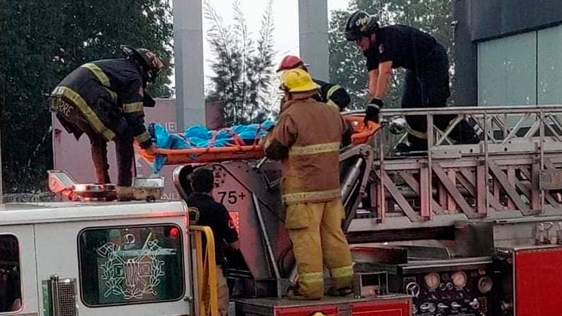 En Uruapan, Michoacán resultan lesionados dos trabajadores al caer de una altura de 10 metros 