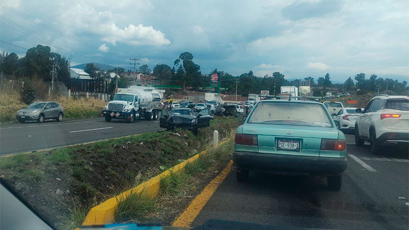 Carambola vehicular en la Morelia-Pátzcuaro deja tres heridos 