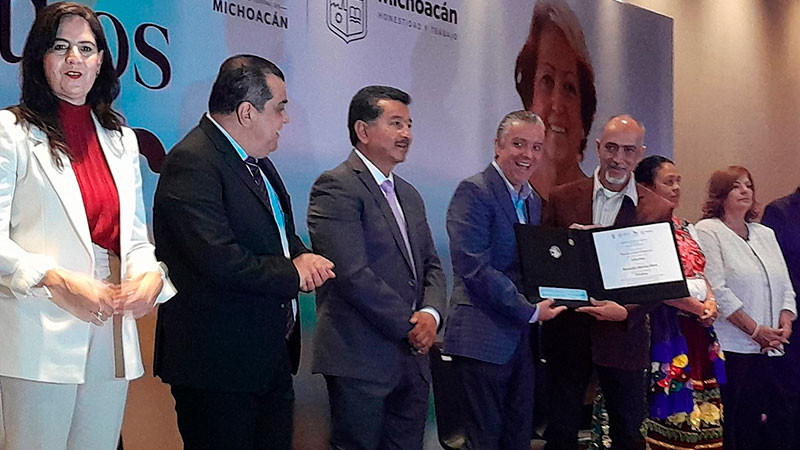 Condecoran a maestros michoacanos con más de 30 años de servicio 