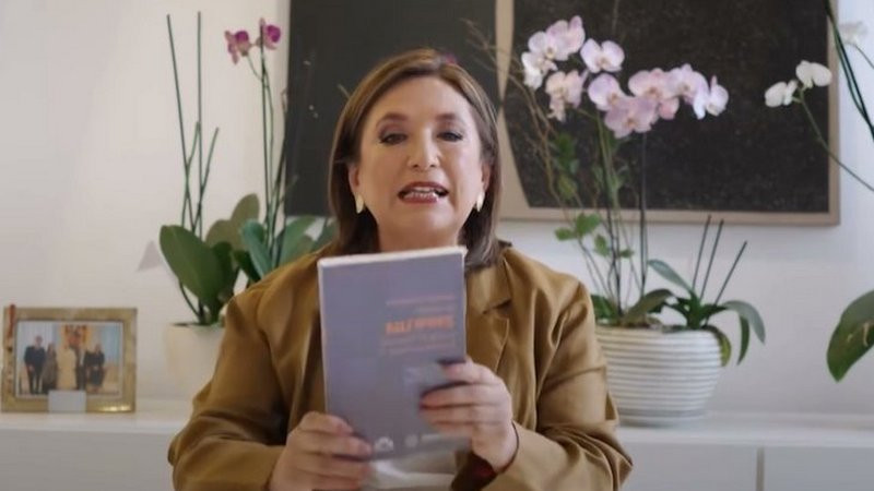 Xóchitl Gálvez envía a AMLO manual y libro sobre violencia política de género 