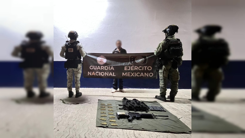 Cae miembro de cártel en poder de arsenal, en Apatzingán, Michoacán  