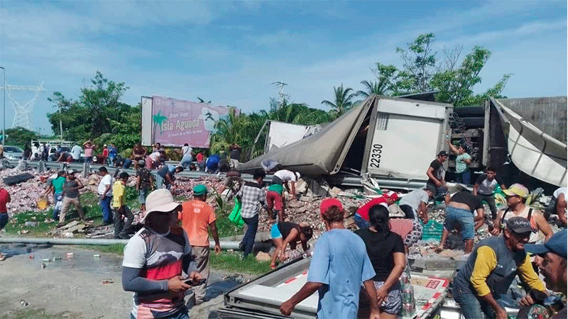 Vuelca tráiler con cerveza en Campeche; personas rapiñan producto