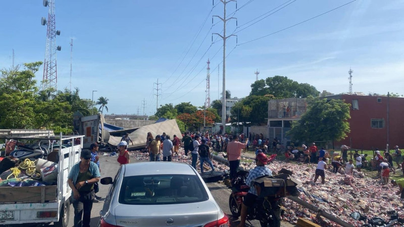 Vuelca tráiler con cerveza en Campeche; personas rapiñan producto