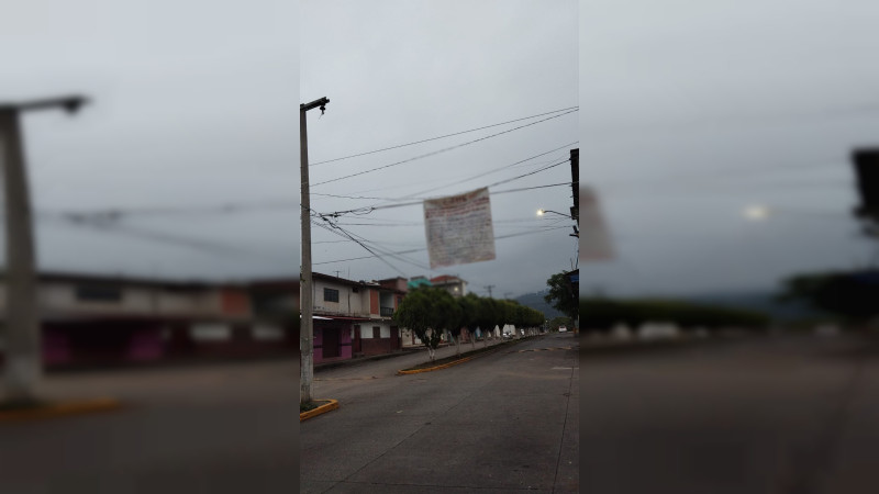 Cuelgan manta con mensaje amenazante, en comunidad de Uruapan, Michoacán  