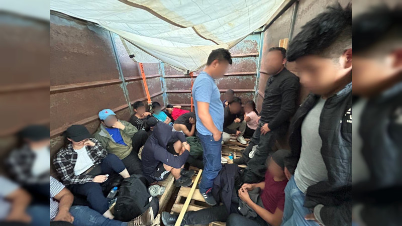 Rescatan a 63 migrantes que viajaban en caja de camión de carga en Chihuahua 