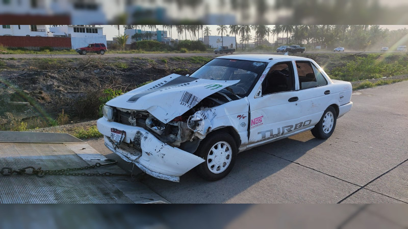 En Lázaro Cardenas, Michoacán, muere motociclista al chocar contra un taxi 