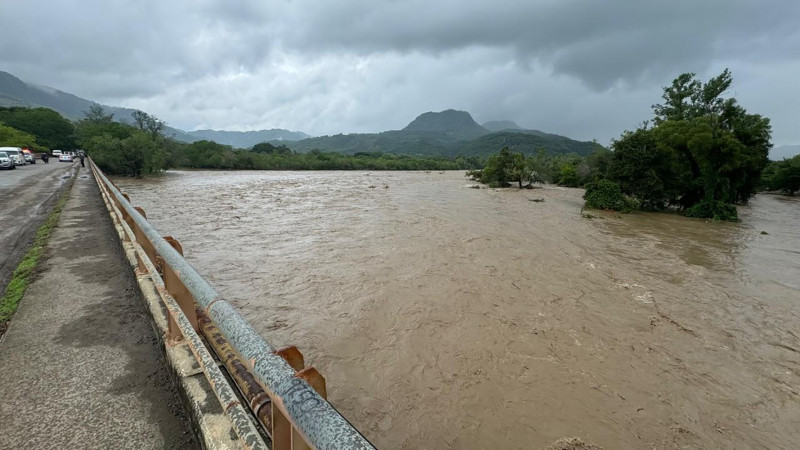 En Hidalgo evacuan comunidades de la Huasteca y Sierra  tras el desbordamiento de ríos 