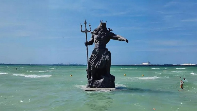 Culpan a la estatua de Poseidón en Yucatán por mal tiempo en la entidad 