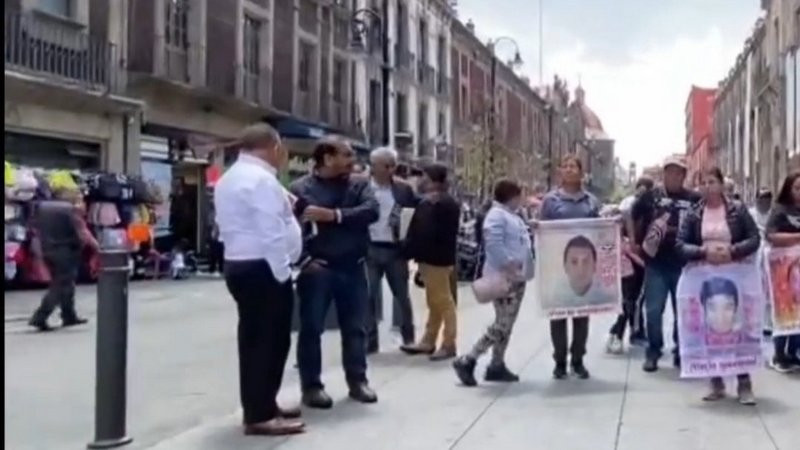 AMLO sostiene reunión con padres de los normalistas desaparecidos de Ayotzinapa 